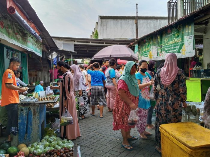 Interacting with locals in a market. How to become a respectful traveler.