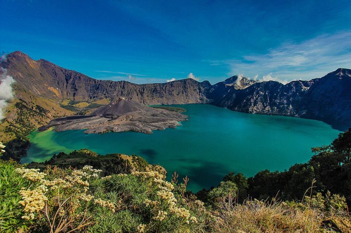 A beautiful view of Mount Rinjani and Lake Segara Anak. Where to travel in India
